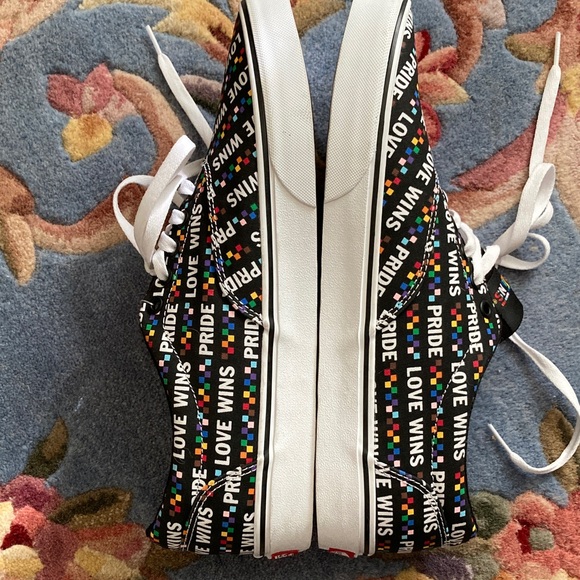 NWOB Vans Doheny “Love Wins” Pride Sneaker, Embroidered Rainbow Logo - Picture 8 of 10
